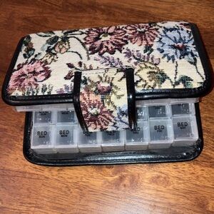 Pill keeper in stylish snap case 2 weeks worth